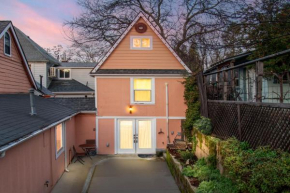 The Carriage House Chic Treetop Loft and Hot Tub